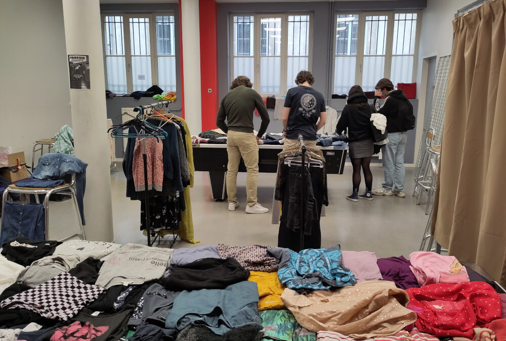 Friperie d’hiver à Poinca ! Une alternative écologique et durable à la fast fashion